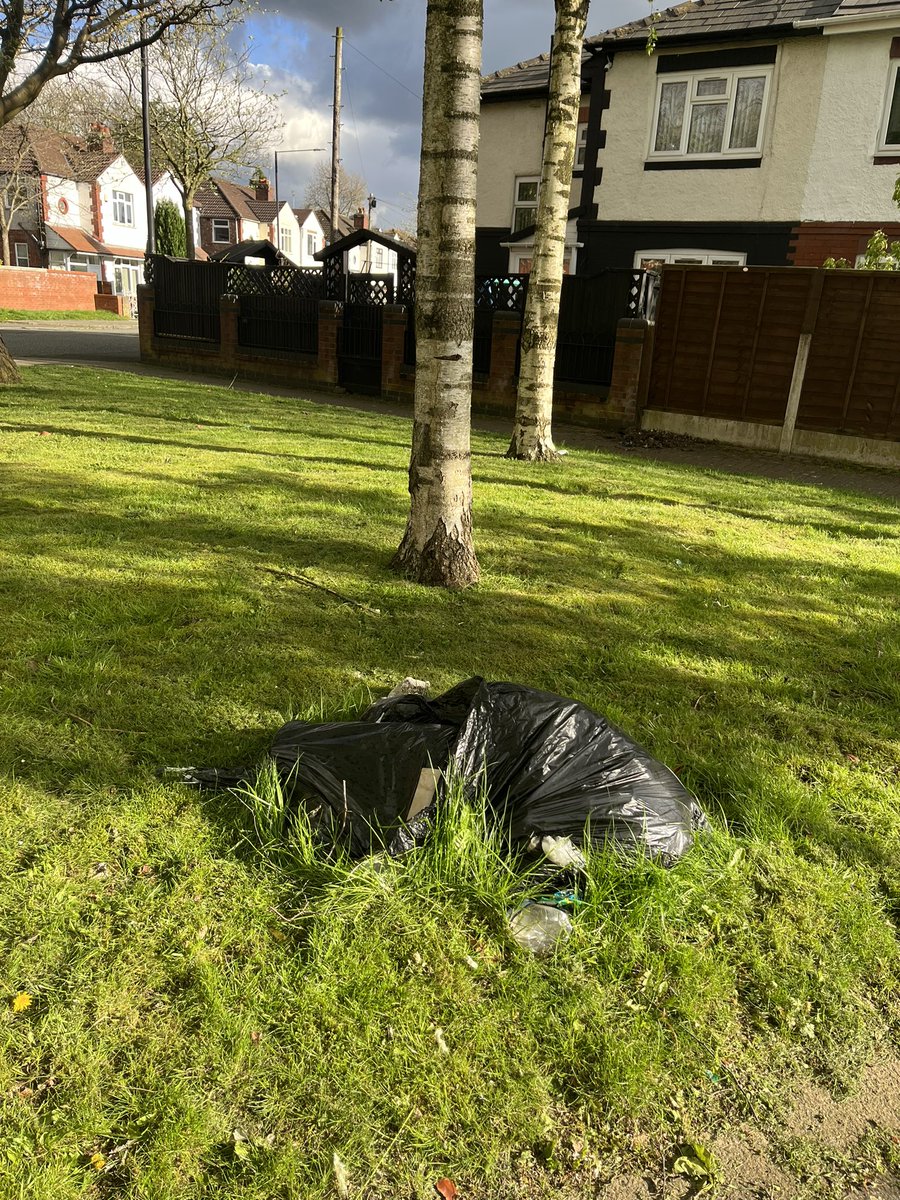 @OneTrafford lawns around lime grove mowed today. Hats off to the gardeners who demonstrated their excellent mowing skills by going round the rubbish bag #skillz #justdon’tcare