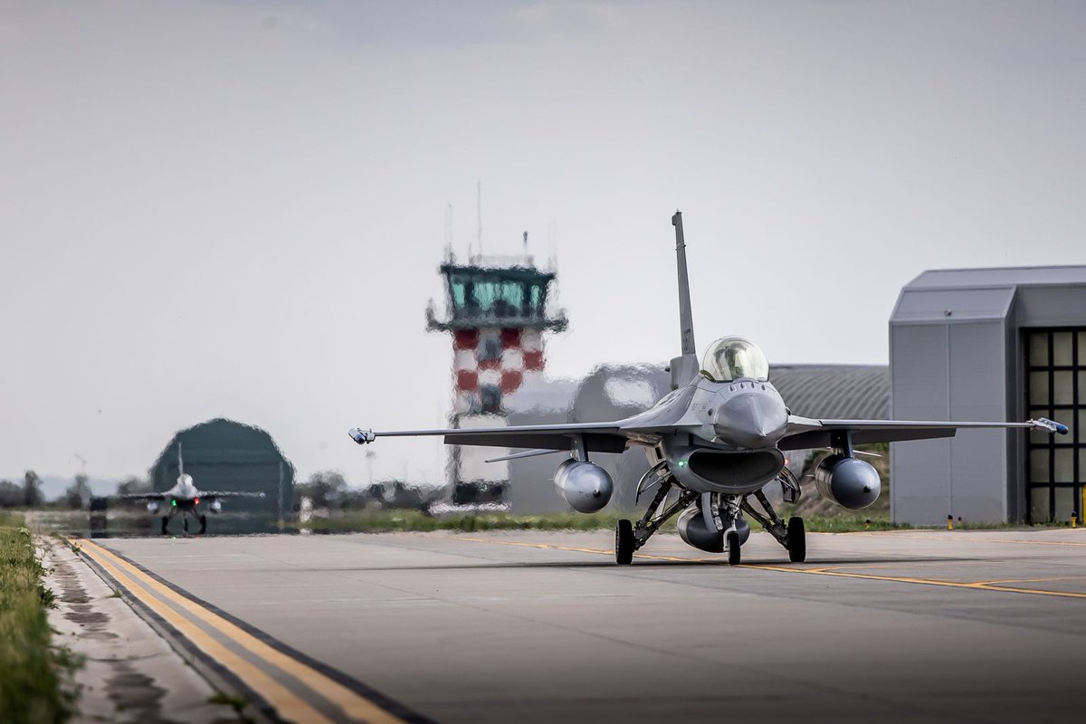 Kon_Luchtmacht's tweet photo. Drie 🇳🇱 toestellen zijn toegevoegd aan het Europese F-16 trainingscentrum, dat Roemeense en, in de toekomst ook, Oekraïense vliegers opleidt.
Lt-Gen @andresteur vloog vandaag zelf - vergezeld door @DefensieMin - één van de toestellen.
Lees meer 👉 https://t.co/J1U2TAWhxN https://t.co/YITsbGqUMB