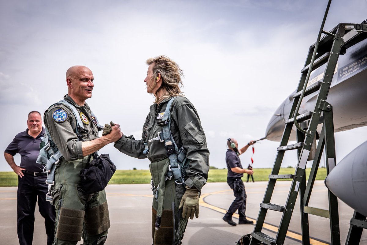 Kon_Luchtmacht's tweet photo. Drie 🇳🇱 toestellen zijn toegevoegd aan het Europese F-16 trainingscentrum, dat Roemeense en, in de toekomst ook, Oekraïense vliegers opleidt.
Lt-Gen @andresteur vloog vandaag zelf - vergezeld door @DefensieMin - één van de toestellen.
Lees meer 👉 https://t.co/J1U2TAWhxN https://t.co/YITsbGqUMB