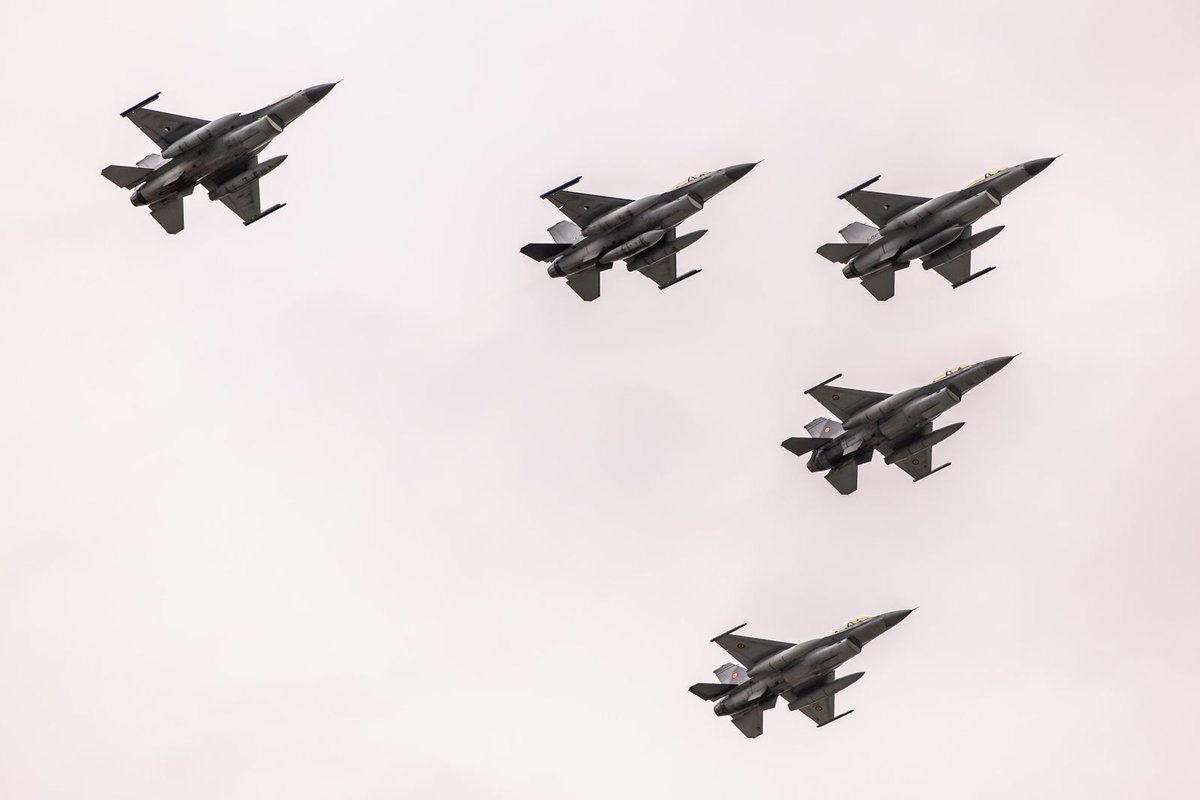 Kon_Luchtmacht's tweet photo. Drie 🇳🇱 toestellen zijn toegevoegd aan het Europese F-16 trainingscentrum, dat Roemeense en, in de toekomst ook, Oekraïense vliegers opleidt.
Lt-Gen @andresteur vloog vandaag zelf - vergezeld door @DefensieMin - één van de toestellen.
Lees meer 👉 https://t.co/J1U2TAWhxN https://t.co/YITsbGqUMB