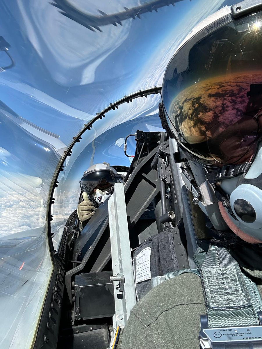 Kon_Luchtmacht's tweet photo. Drie 🇳🇱 toestellen zijn toegevoegd aan het Europese F-16 trainingscentrum, dat Roemeense en, in de toekomst ook, Oekraïense vliegers opleidt.
Lt-Gen @andresteur vloog vandaag zelf - vergezeld door @DefensieMin - één van de toestellen.
Lees meer 👉 https://t.co/J1U2TAWhxN https://t.co/YITsbGqUMB