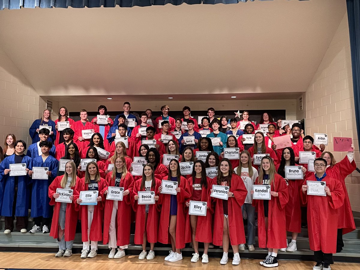 Our 3rd Annual Senior Walk had a fabulous turnout! We are so proud of the Class of 2024, and we wish them the very best.🐝🙌