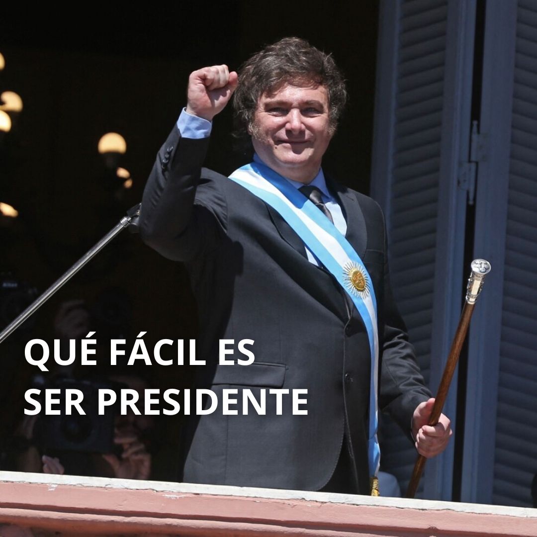 VHMok's tweet photo. QUÉ FÁCIL ES SER PRESIDENTE

Así era fácil gobernar. Así gobernaba usted, yo, cualquiera. Yo no podría manejar un consorcio, un quiosco, pero así, ser si me decían que era así hubiera sido presidente, si total era una cuestión sencilla. Llegas a la presidencia y suspendes todo. Si total se tienen que morir que se mueren antes. En ese caso, ¿Para qué precisas remedios?. Afuera los remedios, morite che.

¿Para qué quieren la jubilación? Si total van a morir pronto. ¿Para qué quieren un préstamos? ¿Para qué van a ir de paseo? Basta de viejos. Era simple ser presidente… a la universidad no vas a llegar, no te compro libros. En la universidad aprendes a ser comunista, la dejo a la buena de dios. Y si no aprendes marxismo, igual no me interesa, básicamente olvidate de la universidad,

Era una tontería ser presidente, lo único que tenés que hacer es terminar con todo. ¿Ciencia? Vayan a lavar los platos. Es mucho más barato. ¿Consumo? No quiero. Come los alimentos que puedas o adelgaza pibe. ¿Salarios? Mejor que no, porque te lo gastas. ¿Comedores? Los que comen son militantes que se te vuelven contra, no hay comedores. ¿Obras? Háganlas ustedes, a ver si son capaces. Hagan puentes, mejores rutas, nosotros no estamos en eso. No era para eso el Estado.

Y por otro lado le decís a las fábricas de alimentos que cobren lo que quieran. Es su derecho. ¿Fabricas remedios? cobra lo que quieras.

Hoy los enfermos se organizan para que entregue medicamentos, me da risa, se pensaron que era presidente para curarlos, mira vos. Los que tienen discapacidad quieren que yo les haga de muleta ,me van a disculpar ,no vine para eso. Están reclamando todos, me están hinchando un poco. Hasta les compro aviones y no se conforman con nada, no se quedan tranquilos. No saben lo que es ser presidente.