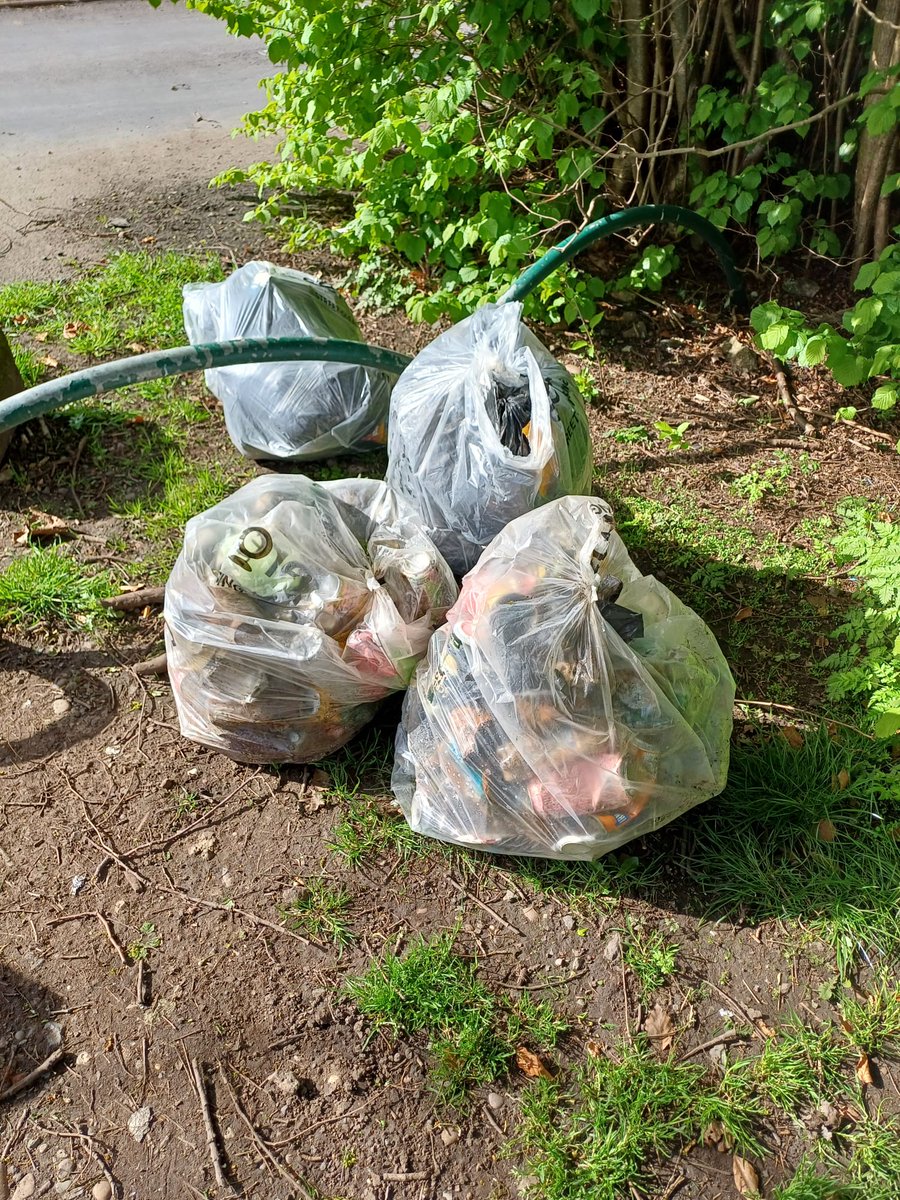 Oliwia is on a mission to save Mother Earth, today marks 108th her day of her inspiring commitment to pick up litter every single day for 365 days.Her dedication & passion for a cleaner world are truly remarkable. 
#adoptastreet #volunteersareawesome @SercoESUK @sandwellcouncil