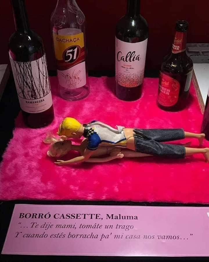 _J41R0's tweet photo. ¡Cuidado! lo que transmiten nuestras canciones, incluso en edades tempranas todo todo impregna… 2018 colegio argentino propone a estudiantes de 4º reflejar con Barbie y Ken las letras de: Maluma, Ricardo Arjona, Romeo Santos Pimpinela… La exhibición: ‘Escrito en las canciones' https://t.co/5LLhtcjpQT