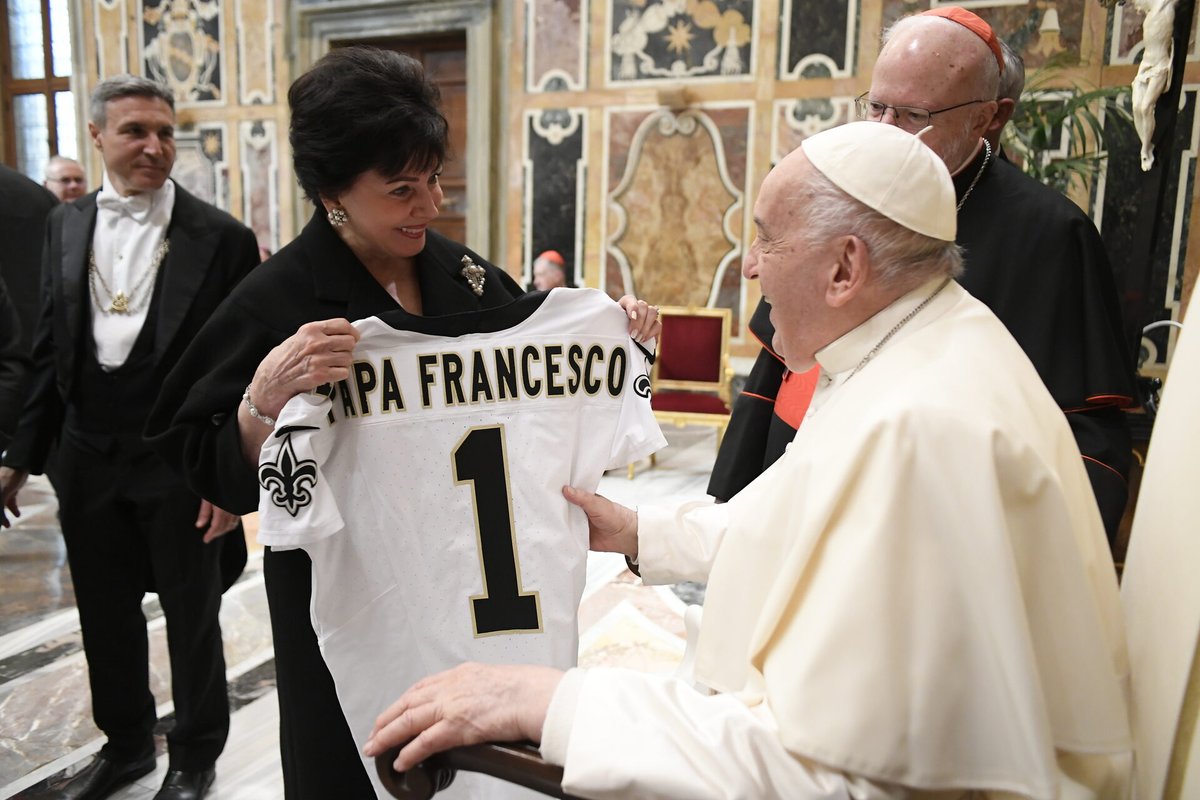 wdsu's tweet photo. How cool is this?!
New Orleans Saints and Pelicans owner Gayle Benson visited Italy and Germany this past week promoting tourism. She even got to visit Pope Francis! Safe to say, he is certainly a 'Saints' fan https://t.co/YtQTtUASGQ
