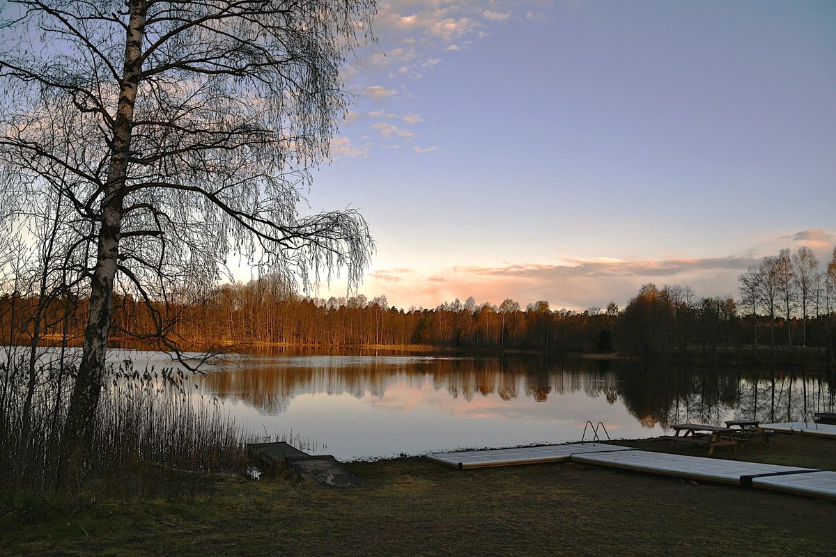 Idag var det minusgrader och nästan klart vid soluppgången. Imorgon ska vi få snöblandat regn sägs det.