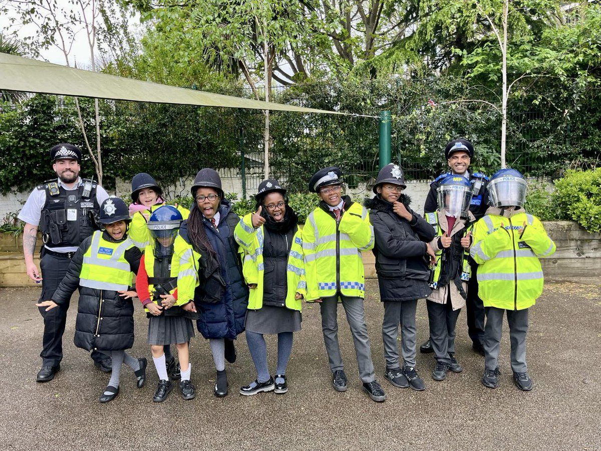 The newest recruits @metpoliceuk 👮‍♂️ 👮 
Year Five greatly enjoyed their Junior Roadwatch workshop! #Peoplewhohelpus 
@lambeth_council #Stayingsafe