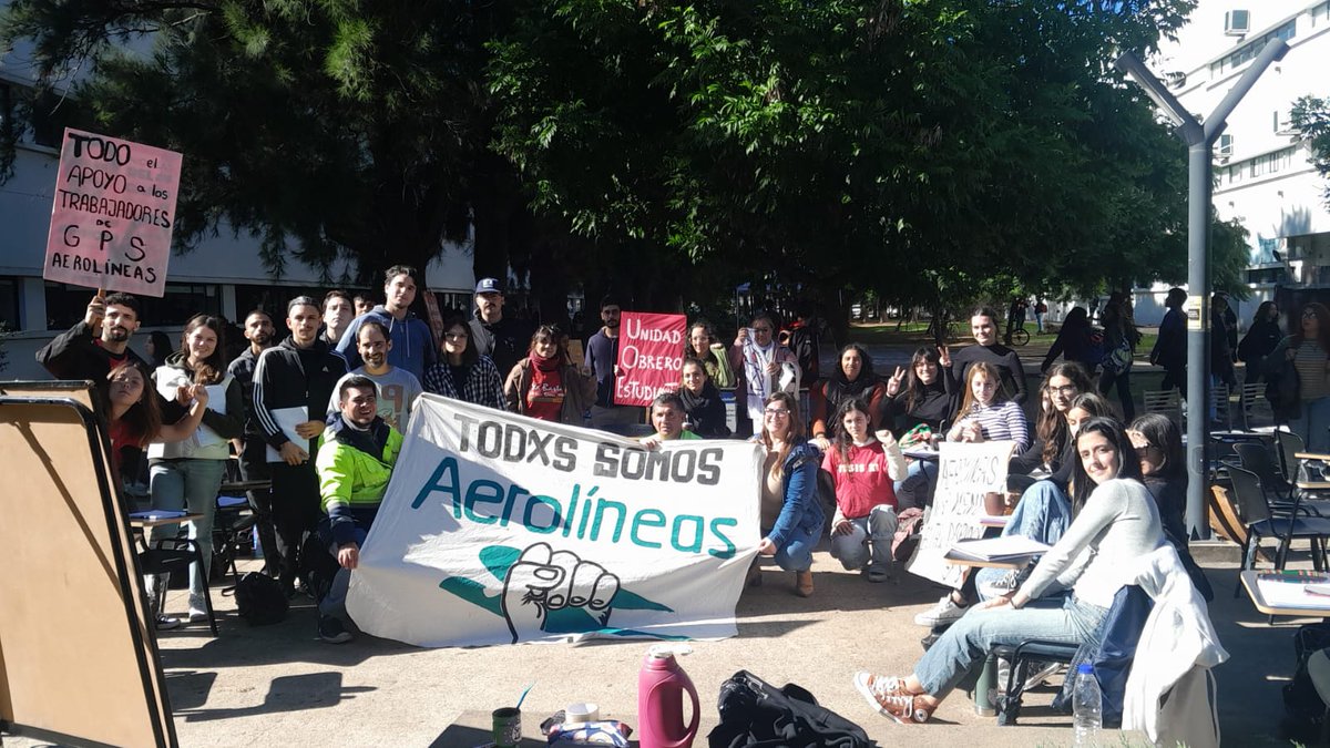 LauCano10's tweet photo. Obreros y estudiantes, unides y adelante ! 
En el marco de una gran jornada de clases públicas y visibilización, trabajadores de GPS de aerolíneas argentinas estuvieron pasando por curso y charlando con les estudiantes en la UNLP. El 23 todes a las calles. Ningún despido!! https://t.co/ncqK0J2Dm8