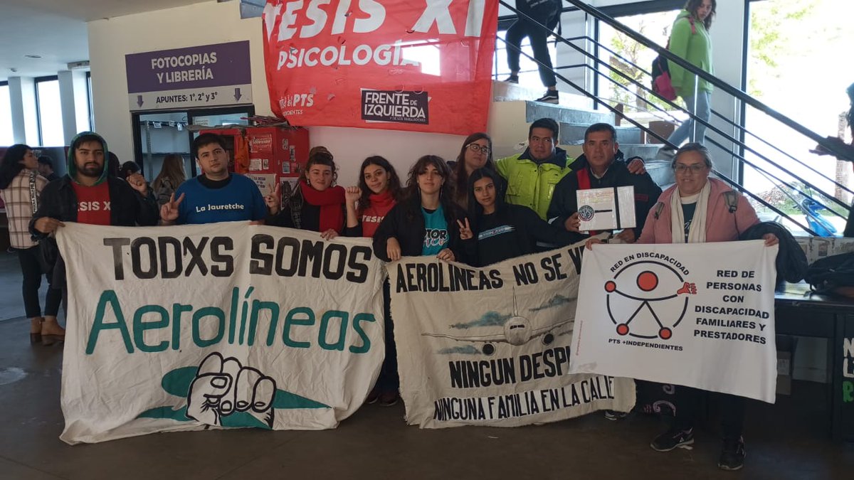 LauCano10's tweet photo. Obreros y estudiantes, unides y adelante ! 
En el marco de una gran jornada de clases públicas y visibilización, trabajadores de GPS de aerolíneas argentinas estuvieron pasando por curso y charlando con les estudiantes en la UNLP. El 23 todes a las calles. Ningún despido!! https://t.co/ncqK0J2Dm8