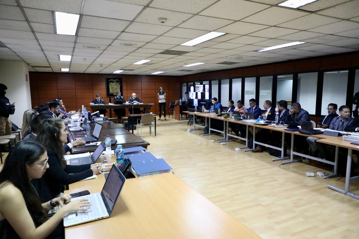 FiscaliaEcuador's tweet photo. #AHORA | Caso #GonzálezYOtros: se instala –en su tercer día– la audiencia de juicio contra los expolicías Erick S., Mario C., Aurelio Ch. y Marcos V. por la presunta #desapariciónforzada de 3 personas. Hoy, #FiscalíaEc concluirá con la presentación de su prueba. https://t.co/i8V7yig5VC