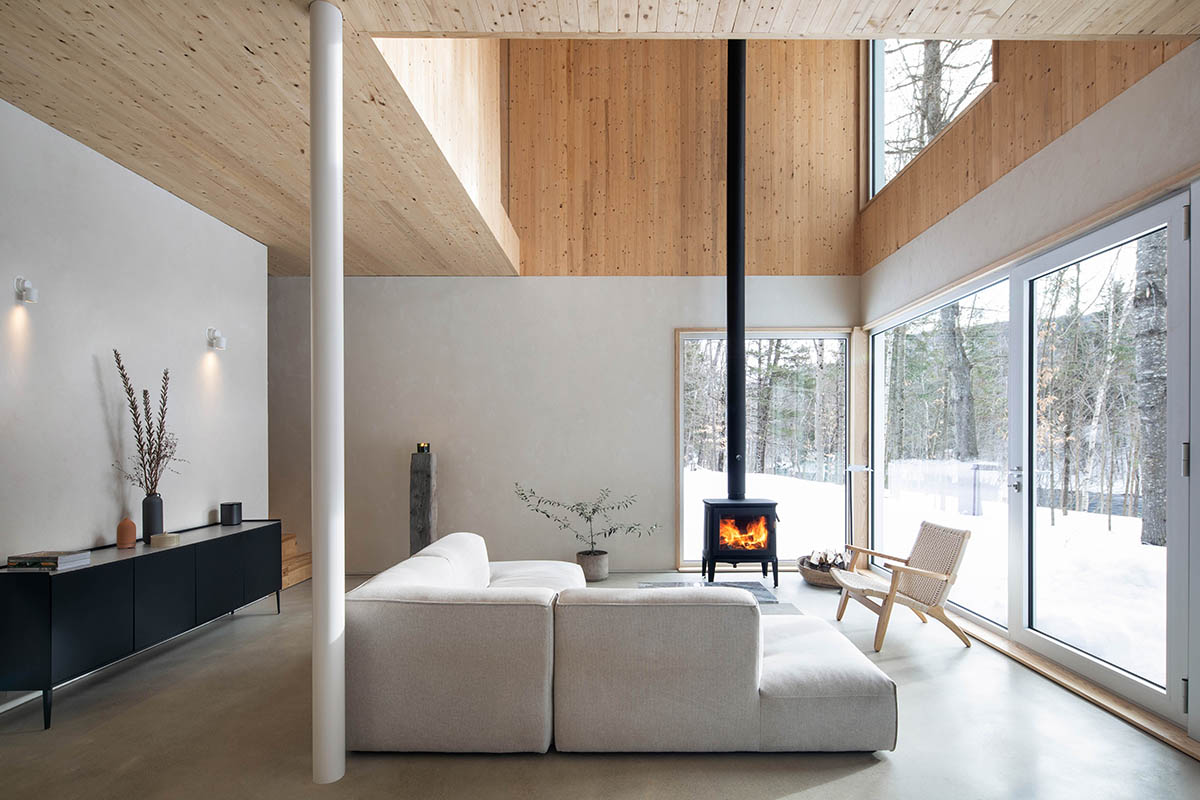 Maurice Martel architecte creates 'almost perfect cube' for wintery chalet in a lush forest: worldarchitecture.org/architecture-n… #architecture #canada