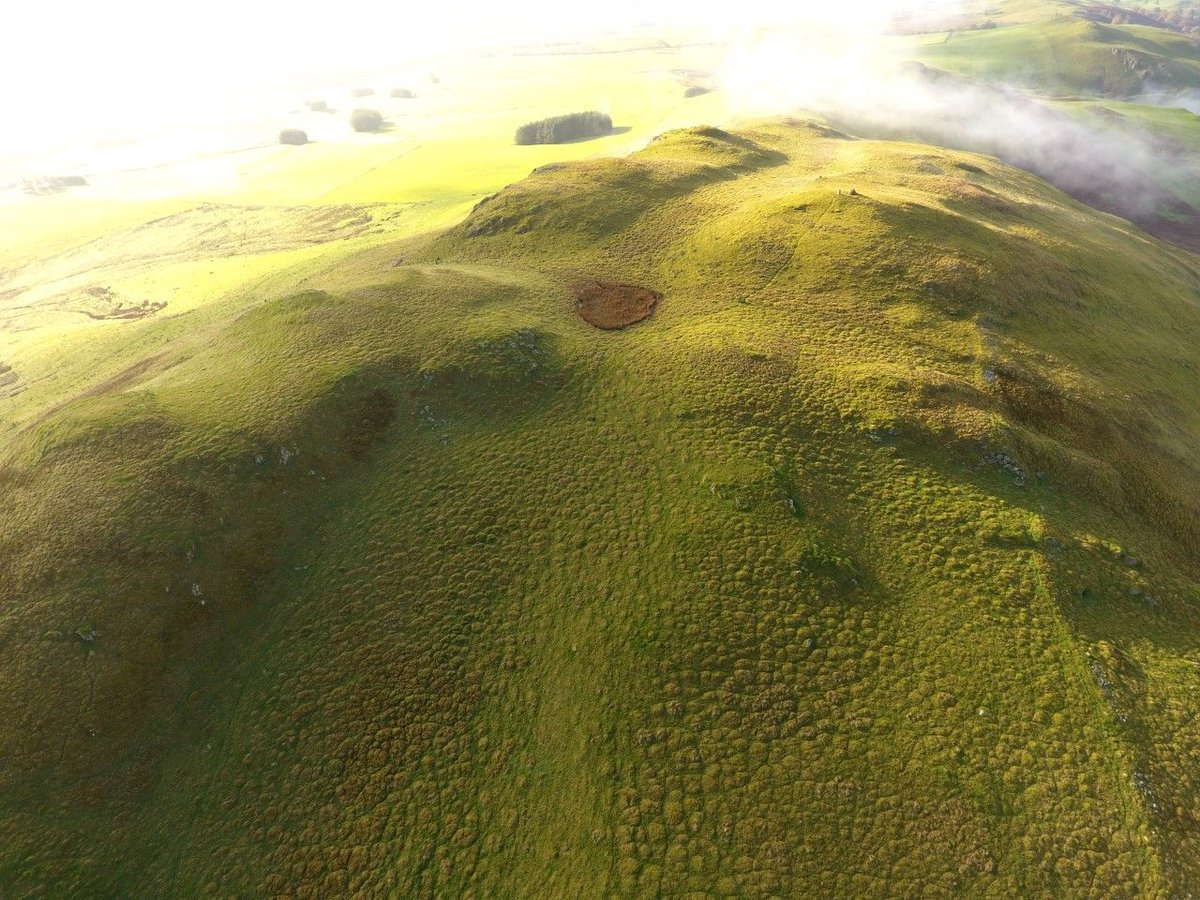 Roedd dau o’n siaradwyr gwych o Ysgol Ddydd y llynedd, Trysor, wedi cofnodi’r llwyfan cwt hwn o fewn rhagfuriau #caer Creigiau Llandeglau, fel rhan o arolwg Upland Initiatives o Diroedd Comin Bychan Sir Faesyfed. #DyddMercherBryngaerau buff.ly/3U0Fe5A