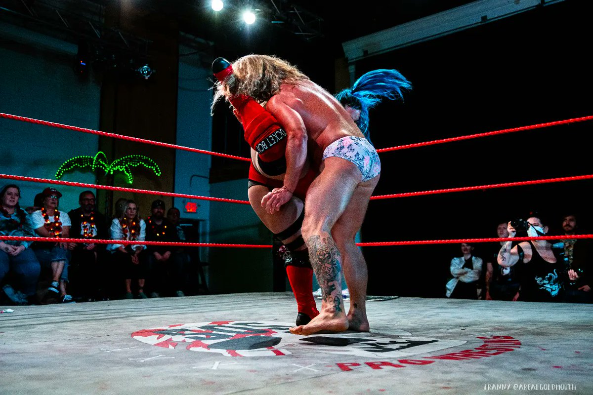 Knees - 'We don't want to bend the normal way, that hurts!!' Me - 'WTF do you mean?? How else are you supposed to bend??' Knees - 🦂 #FollowTheFlowers #OrGetLeftBehind #BuruNation #ScorpionKick 📸 - @arealgoldmouth 🏝️ - @sosprowrestling