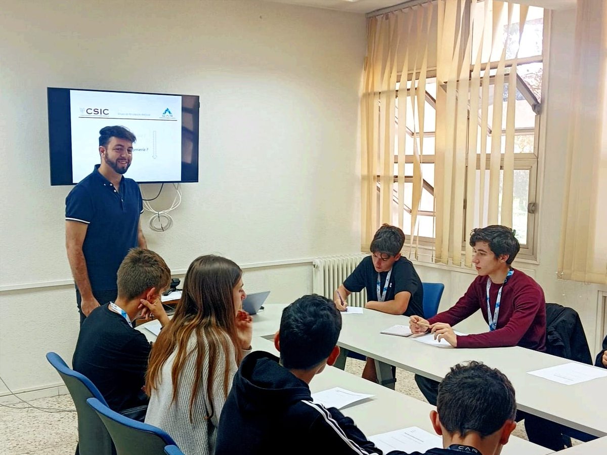 sergioal94's tweet photo. This week some students visited the Centre for Automation and Robotics (CAR CSIC-UPM) to learn about #robotics, #artificialintelligence and #generativeai within the framework of the 4ESO+Empresa program, organized by the Community of Madrid.

Let's keep working !!! 💪 🤖
#ai https://t.co/08Ecj09CWL