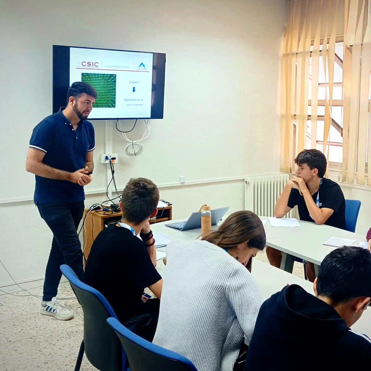 sergioal94's tweet photo. This week some students visited the Centre for Automation and Robotics (CAR CSIC-UPM) to learn about #robotics, #artificialintelligence and #generativeai within the framework of the 4ESO+Empresa program, organized by the Community of Madrid.

Let's keep working !!! 💪 🤖
#ai https://t.co/08Ecj09CWL
