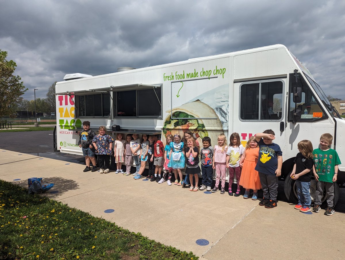 Newark_Schools's tweet photo. McGuffey Elementary kindergarten students have been reading "Dragons Love Tacos recently.

Thank you to Tic Tac Taco for providing tacos for all McGuffey staff and kindergartners today. https://t.co/6iVO45LFjQ