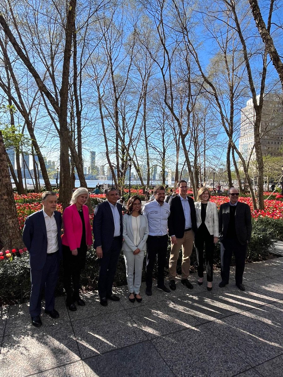 energy_observer's tweet photo. Hier, Energy Observer a eu le plaisir de recevoir à bord ses partenaires @Hy24partners et @JohnCockerill, ainsi que leurs invités, lors d'une journée dédiée au "Financing the US hydrogen momentum". #energyobserver #exploringpositiveenergies #NewYorkCity #HydrogenEconomy https://t.co/5gchJSoT2B