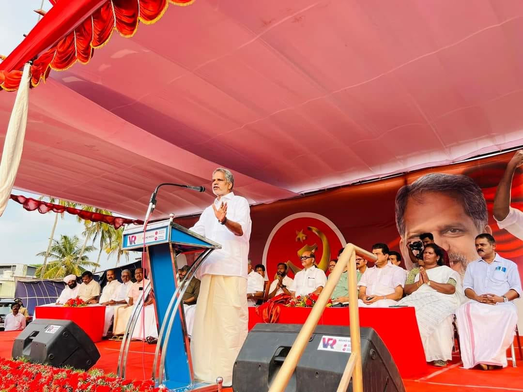 Palakkad, Kerala: Chief Minister comrade Pinarayi Vijayan addressed huge public meeting at Mannarkkad in Palakkad Lok Sabha Constituency in support of CPI(M) candidate A Vijayaraghavan