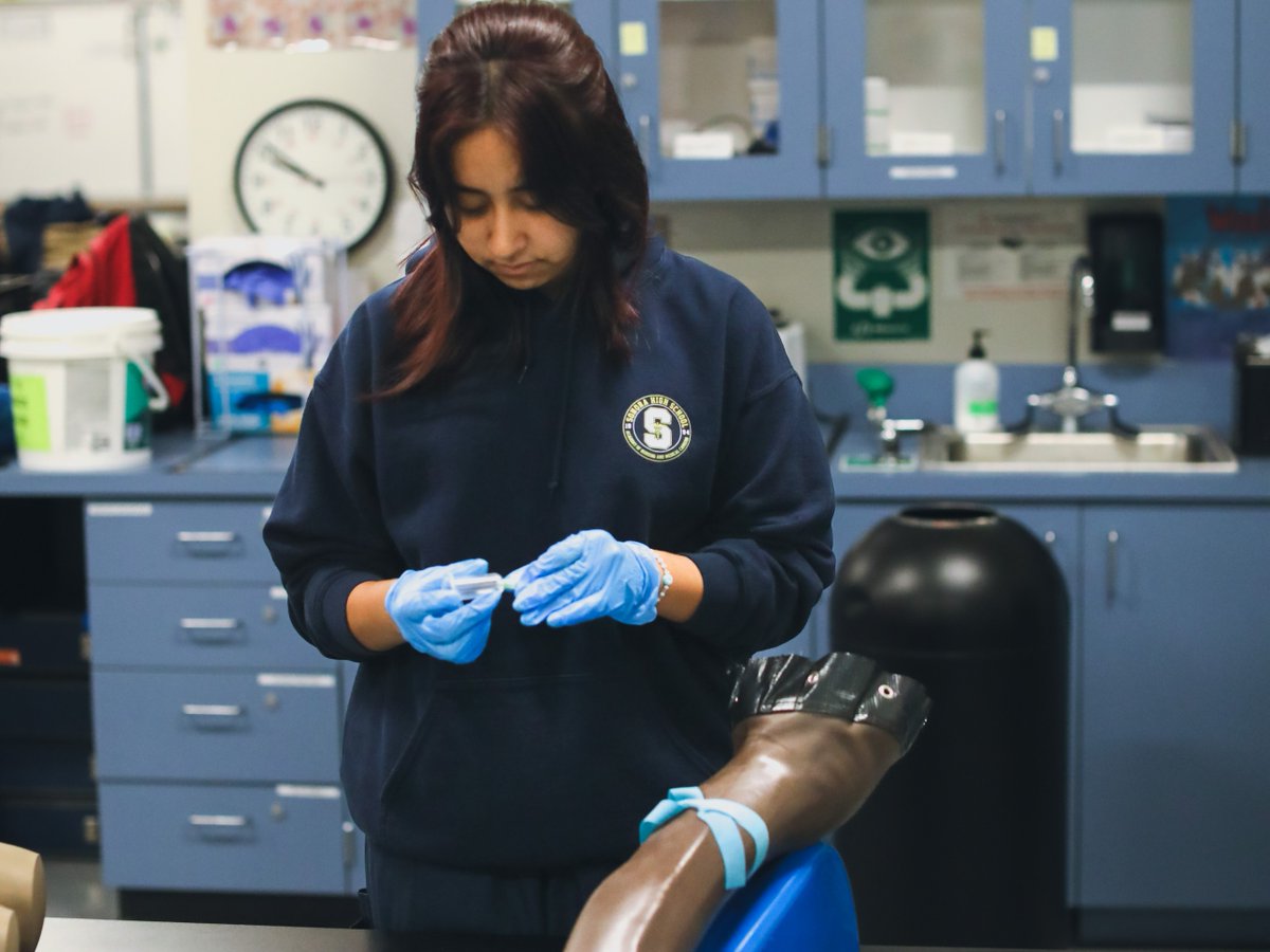 Students enrolled in the Patient Care Pathway at Sonora High School actively prepare for prospective medical careers through practical training.

#NOCROP #ROP #CTE #CareerTechEd #PatientCare
@sonoraraiders @fjuhsd