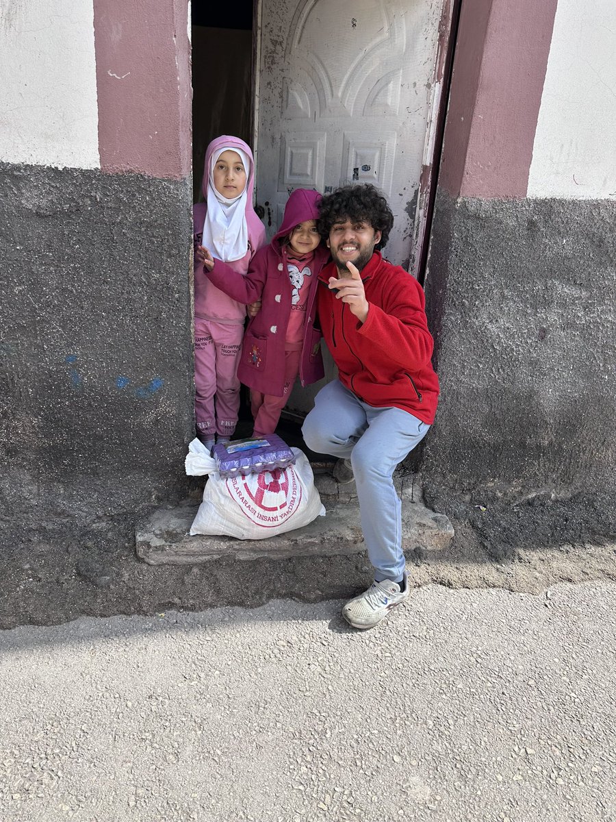 Bu bayram beni en çok mutlu eden Yetimlerimin yüzlerindeki sevinçti… Geçici bir hayatta neyin ne kadar anlamlı olduğunun farkına vardığımızda,yaşadığımız hayat daha da Anlamlı gelmeye başlıyor. Bence mutluluğun ölçütü hayata hangi pencereden baktığımıza bağlıdır…