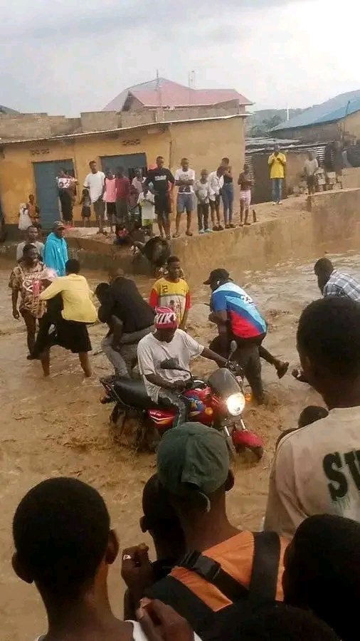 On ne sait même pas quoi dire, est-ce une nos autorités voient l'état actuel de la route Mahenga au camp-luka ? La population de cette contrée de la ville pleure 😭😭😭😭😭😭