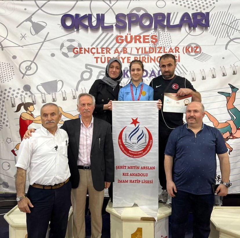 SehitKiz's tweet photo. Tekirdağ da yapılan okullar arası Türkiye şampiyonasında öğrencimiz Esma Nur KARA 66 kg da tüm maçlarıni 10- 0 kazanarak hiçbir rakibine puan dahi vermeden Türkiye şampiyonu olmuştur 2022, 2023 ve 2024 yılı Türkiye şampiyonu olarak 3 kez üst üste Türkiye şampiyonu olmuştur. https://t.co/IucOHbReC4
