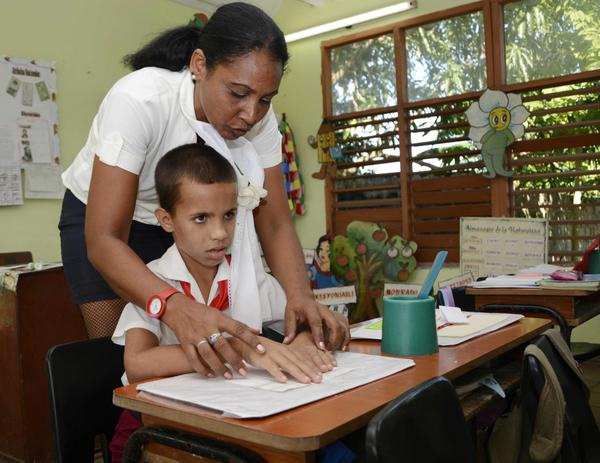 El fin último de la Educación Especial en #Cuba🇨🇺, es el de proporcionar al individuo con necesidades educativas especiales, una formación tan completa como sea capaz de asimilar.

Capacitándole para su inserción definitiva e integración social.

#CubanosConDerechos