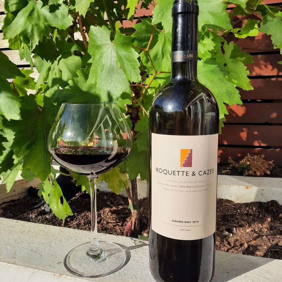 It looks like Roquette & Cazes has found its place in the sun. Another evening in good company. ☀️🍷👌🏼
👉🏼 Be sure to look for your favourite #wine in your usual #restaurant or #wineshop. 🍷
Photo: ©Ricardo, Urshla & Sephora | Taste4Travels @ IG
#RedWine #DouroWines #VinhoTinto