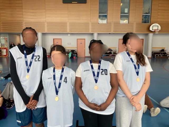 philaudrey77gm's tweet photo. Collège Marcel PAGNOL, #UNSS76, finale régionale du challenge scolaire basket benjamines. Nos deux équipes terminent 2ème et 3ème. Bravo aux équipes et à Mme Simon pour cet accompagnement et ce coaching. Merci aux arbitres sans lesquels les matches ne pourraient se dérouler. https://t.co/hwgfaT77lD