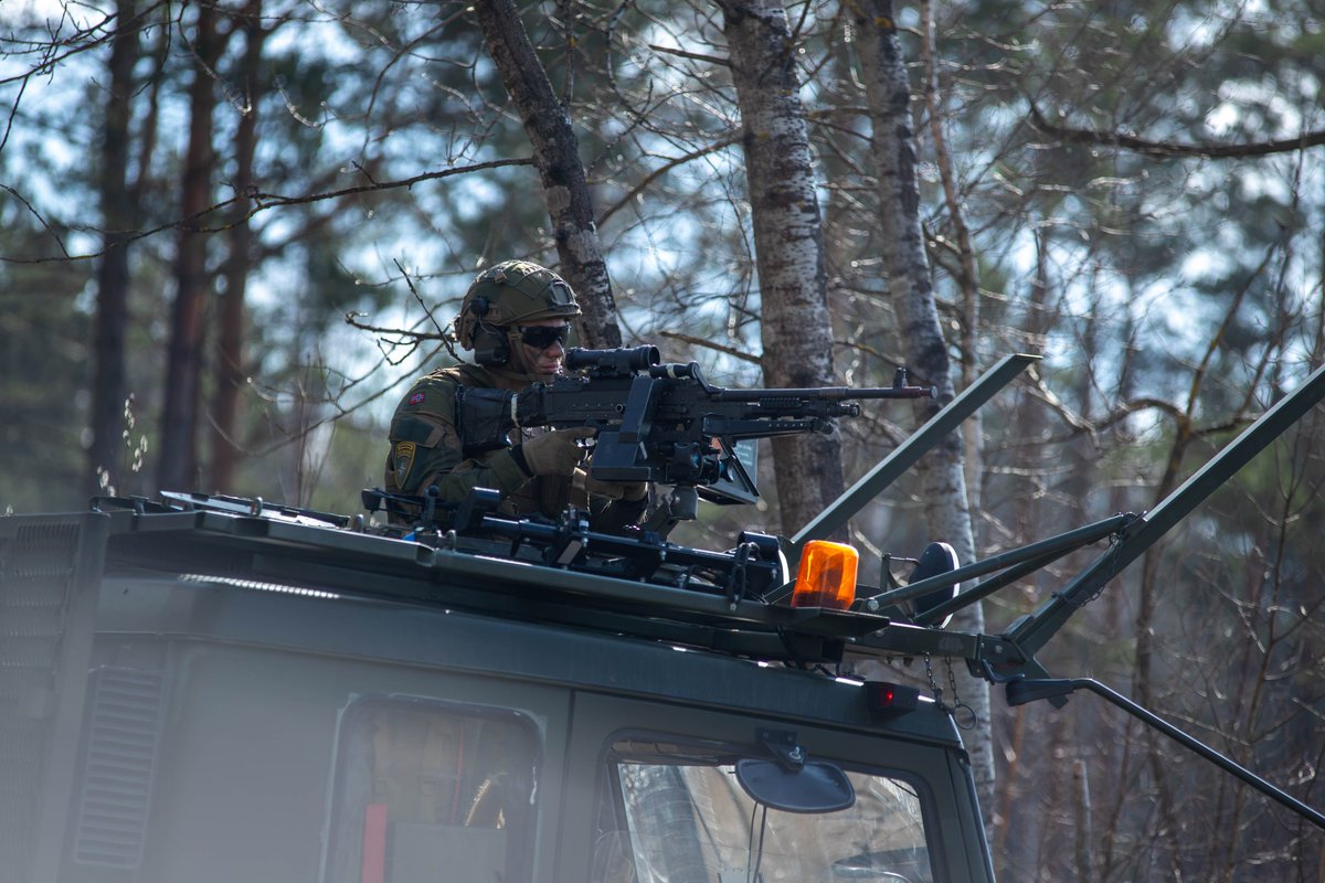 The FN MAG shows reliability and firepower. Used by the #eFP BG 🇱🇹, alongside the troops of 🇧🇪, 🇳🇴, 🇨🇿and 🇳🇱. Firing the powerful 7.62x51mm NATO round, its reach extends to 1,800 meters, whether mounted on vehicles, remotely operated, or wielded by dismounted troops. @NATO