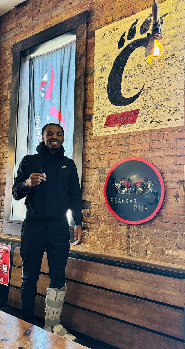 We want thank @CoachWesMiller and @GoBearcatsMBB for coming in for lunch. We have some new signings to our Mio’s UC Wall of Fame. 🔥🏀@m_miller_14 @ChadBrendel #Bearcats