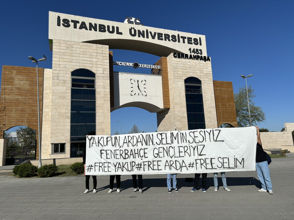 Yalan ve iftiralarla tutuklu yargılanan 3 kardeşimiz “240 SAATTİR” cezaevinde! #ÖzgürFenerbahçeTribünü #KardeşlerimizİçinAdalet #FreeArda #FreeSelim #FreeYakup