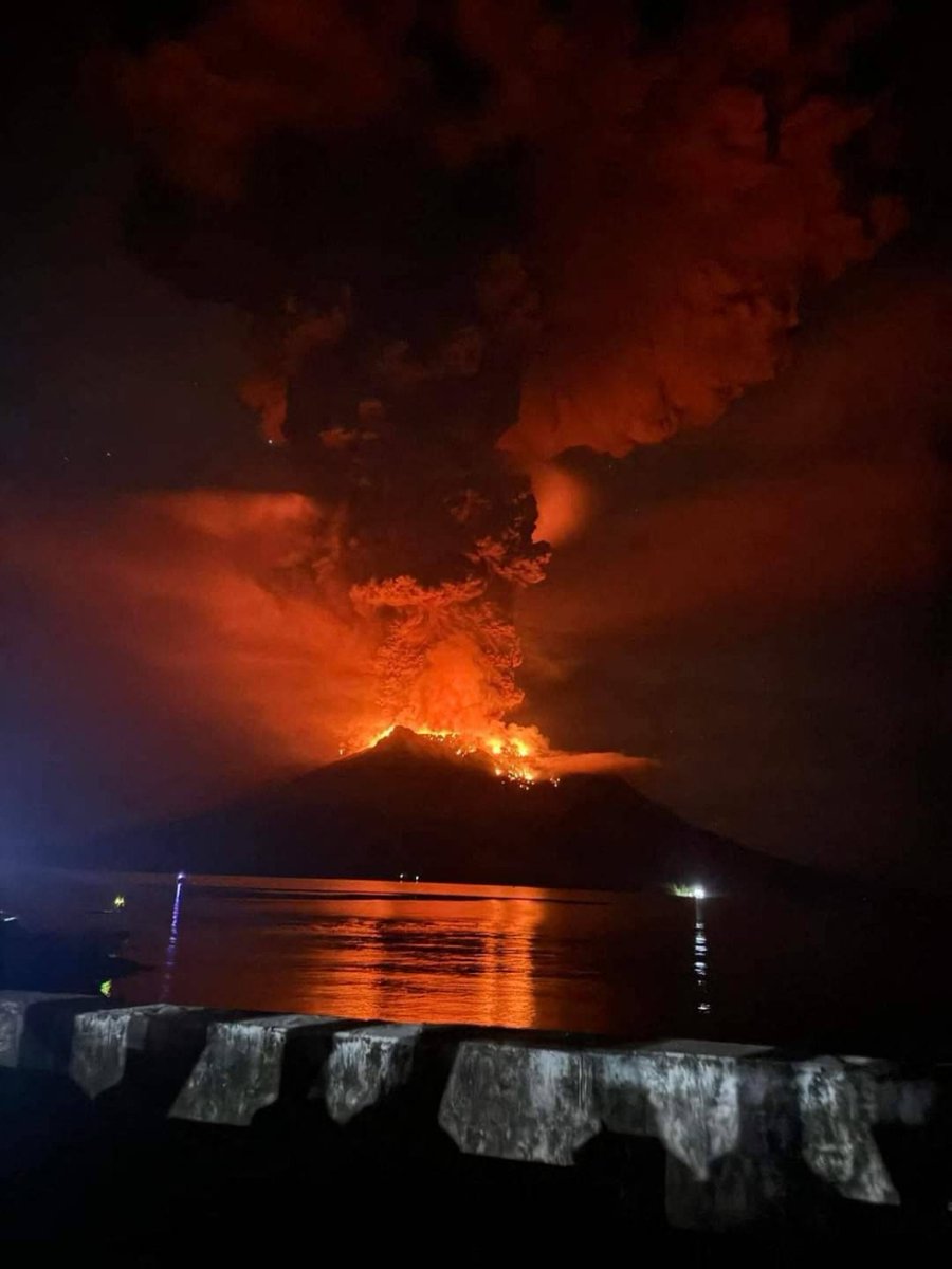 В Индонезии эвакуировали почти всех жителей одного острова из-за извержения вулкана 🤯🤯🤯🤯🤯 holod.media/2024/04/17/ind…