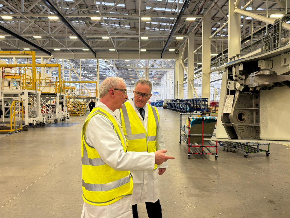 .@Economy_NI Minister @conormurphysf has visited @SpiritAero’s state-of-the-art wing facility in Belfast. The Minister toured the company’s advanced manufacturing facility before setting out his economic vision and hearing about the challenges and opportunities facing the