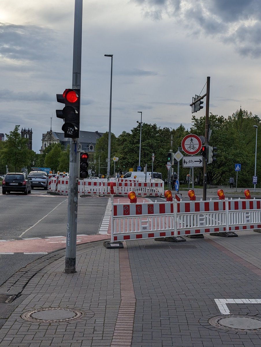 Hi @Hannover ist das euer Ernst mit der Verkehrsführung? Oder wer hat das zu verantworten, dass da einer der Fahrrad-Hauptstrecke einfach gesperrt wird und in beide Richtungen irgendwie über den Fußweg gezwängt wird?