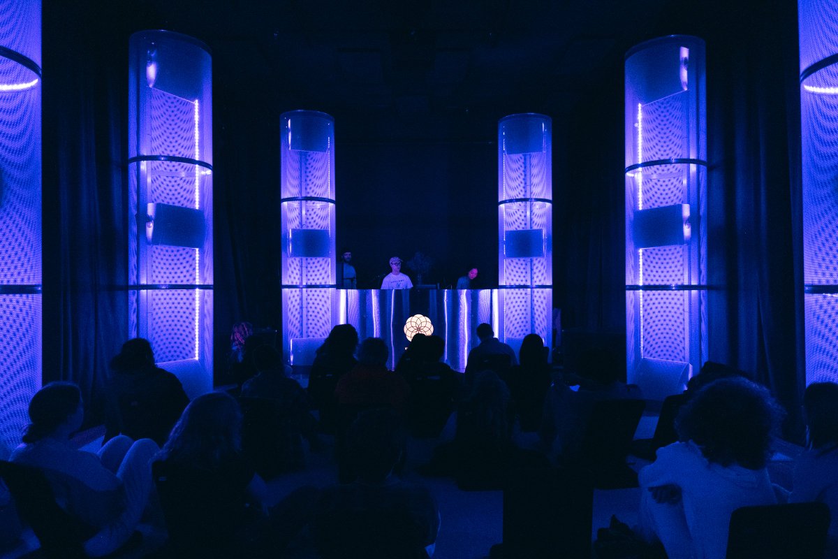 A magical evening of live immersive ambient music at Envelop SF with artists Roziht and Reider ✨ Utilizing E4L, our free and open-source spatial audio toolkit, Reider took us on a meditative journey, while Roziht's multi-instrumental talent and ethereal vocals left us in awe. 🪐