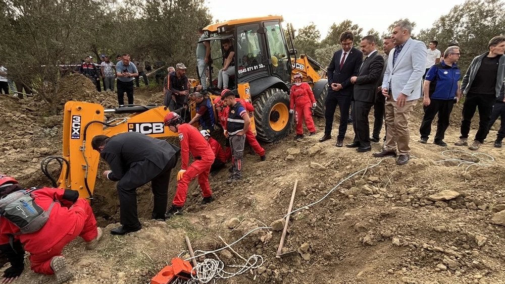 Çanakkale’de toprak kayması: Göçük altında kalan işçiler var 📌Lapseki ilçesinde, su kanalı açmak için kazı yapılırken meydana gelen göçükte toprak altında kalan 2 işçiye ulaşılmaya çalışılıyor