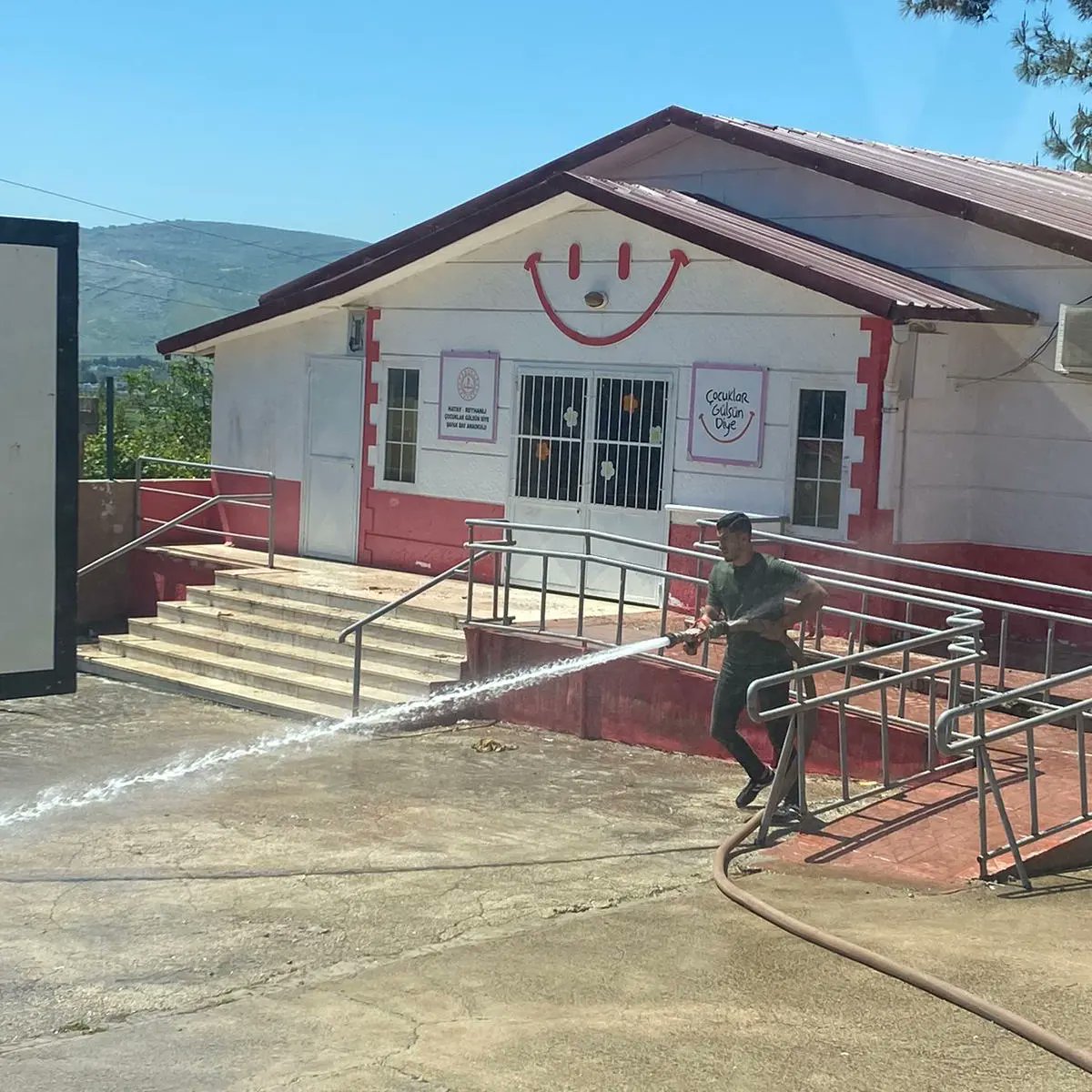reyhanlibel's tweet photo. Destek Hizmetleri Müdürlüğüne Bağlı Ekipler çalışmalarını sürdürüyor.

Ekiplerimiz İlçe genelinde İbadethane temizliği, Taziye çadır kurulumu, vidanjör desteği ve hasta nakil aracı ile vatandaşlarımıza hizmet etmeye devam ediyorlar. https://t.co/3hfi280wMo