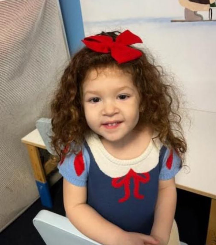 Snow White came to visit Dr. Lisa 🎀🎀 Thank you to Addison for brightening our day! #drlisapediatricdentistry #wearefamily #lakeworth #delraybeach #boyntonbeach #bestpediatricdentist