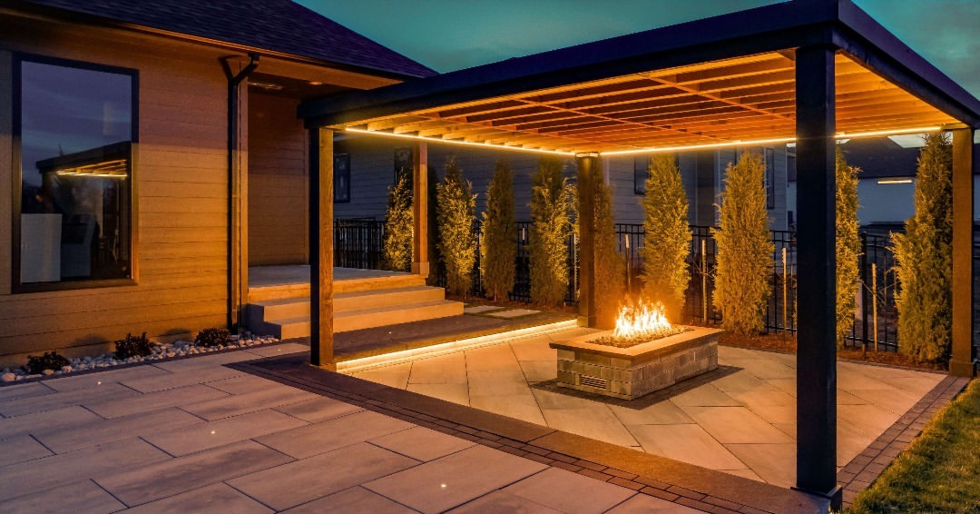 Keep the fire feature lit for those cooler nights. 🔥🙌 
 
—————⁣ 
📸👷‍♂️#MeadowLarkLawn
⚒️ Beacon Hill Smooth (Fossil), Holland (Dark Charcoal), Beacon Hill Smooth XL (Fossil), and Lineo (Graphite). 
—————

#Unilock #outdoorlivingspace #firefeature #patiodesign