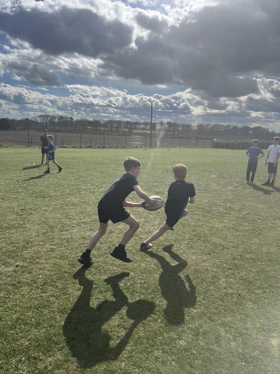 🏉 NEW Rugby @AuchterhousePS  @LiffPS @MurroesP with Ryan @DundeeRugbyClub @WeRDundeeEagles All having a great time & looking forward to being match fit with their new skills for #Rugby Fest on 24th June #SportAcrossScotland #TrySomethingNew @scottishrugby @sportscotland 🏉