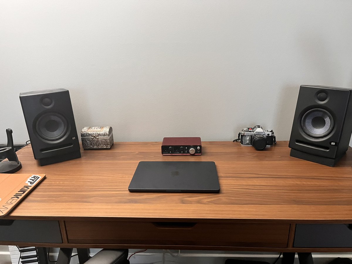 LoganFromCV's tweet photo. My setup is becoming more minimal. Got rid of the iMac for a macbook with an M3 chip! https://t.co/Qdpn6BLXjB