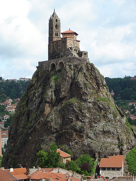 Eglise Saint-Michel à #Aiguilhe (#HauteLoire) Selon une chronique locale, au cours de la peste qui ravagea la ville du Puy-en-Velay au Xe siècle, un chanoine de la cathédrale fit voeu à Saint-Michel de bâtir un... Suite 👉 monumentum.fr/monument-histo… #Patrimoine #MonumentHistorique