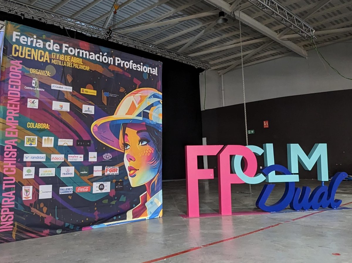 begofol10's tweet photo. Desde esta mañana estamos viviendo la #FeriaFPCUENCA en el @IESJorgeManriqu Conociendo nuestros ciclos y acercándolos al alumnado para que elija bien su futuro. Nos han acompañado empresas cercanas y otros organismos relacionados con el empleo. Mañana más. #YosoyFP https://t.co/GNnqbrI1tR