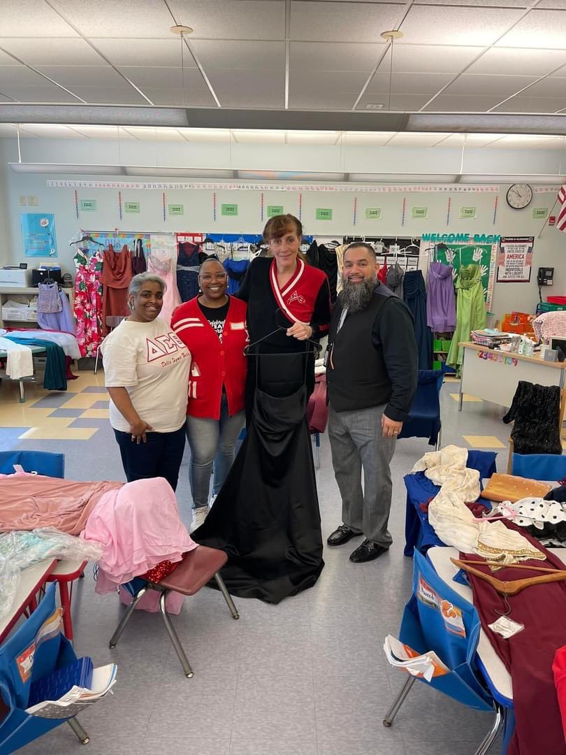 AlumnaeDelta's tweet image. Providence Alumnae Chapter of Delta Sigma Theta Sorority, Inc. Prom Dress Drive at #TURNUPRI Youth Summit! 
#PAC1970
#ServiceIsWhatWeDo