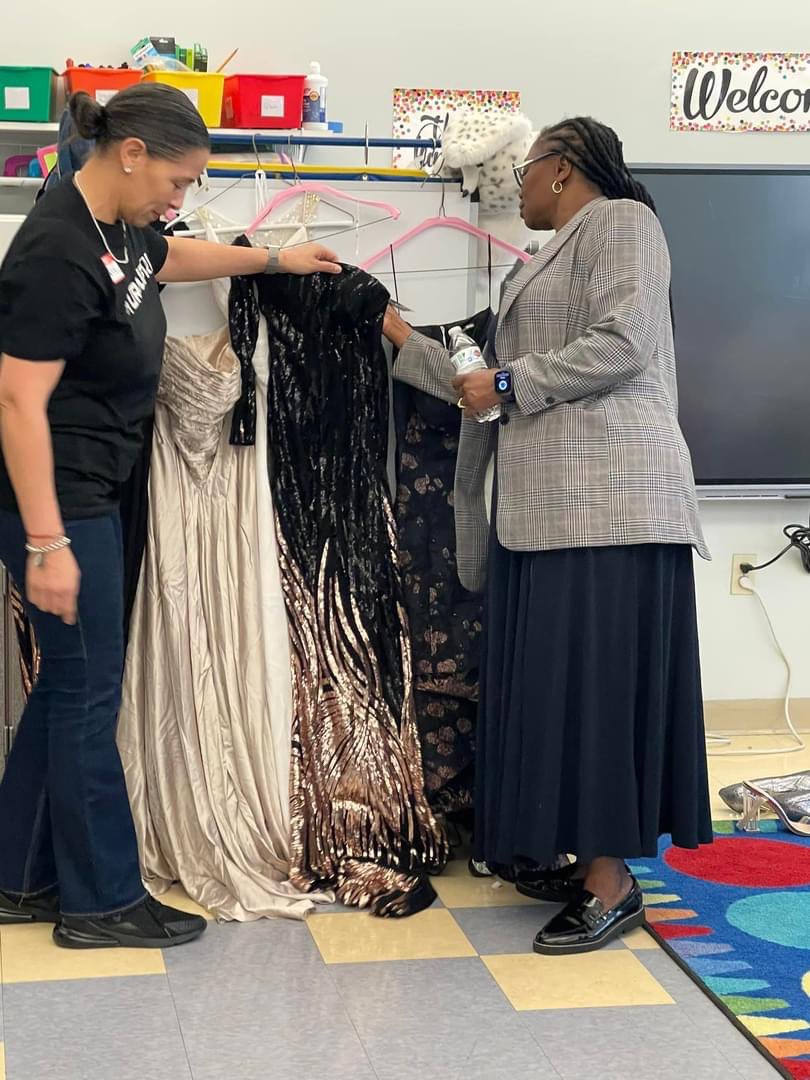 AlumnaeDelta's tweet image. Providence Alumnae Chapter of Delta Sigma Theta Sorority, Inc. Prom Dress Drive at #TURNUPRI Youth Summit! 
#PAC1970
#ServiceIsWhatWeDo