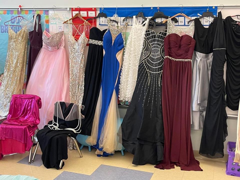 AlumnaeDelta's tweet image. Providence Alumnae Chapter of Delta Sigma Theta Sorority, Inc. Prom Dress Drive at #TURNUPRI Youth Summit! 
#PAC1970
#ServiceIsWhatWeDo