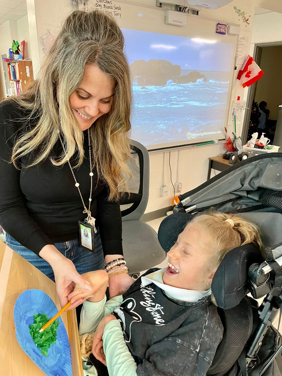 The purpose of occupational therapy is to remove barriers, promote independence and provide equal opportunities to friends of all abilities. An easel allows friends with a variety of range of motion and dexterity to enjoy a fun art activity! @MotherTeresaOak <a href="/hcdsbSEAC/">SEAC</a>