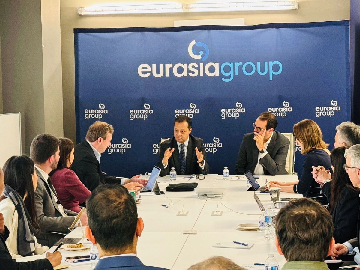 GabrielYorio's tweet photo. Gracias a @EurasiaGroup por la oportunidad de discutir con inversionistas sobre nuestro entorno económico y fiscal. 

Fue una charla fructífera, donde se puso de relieve la fortaleza de nuestras finanzas y la robustez del mercado financiero mexicano, factores cruciales para la estabilidad y el crecimiento económico en los próximos años. 

#EconomíaMX #FinanzasSólidas